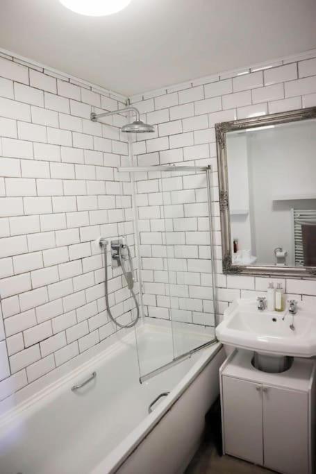 3 Bed Flat With A View *