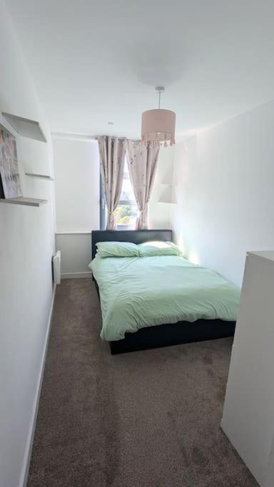 3 Bed Flat With A View * Londra
